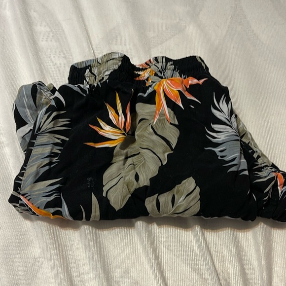 Kendall and Kylie Floral Shorts - Picture 1 of 4